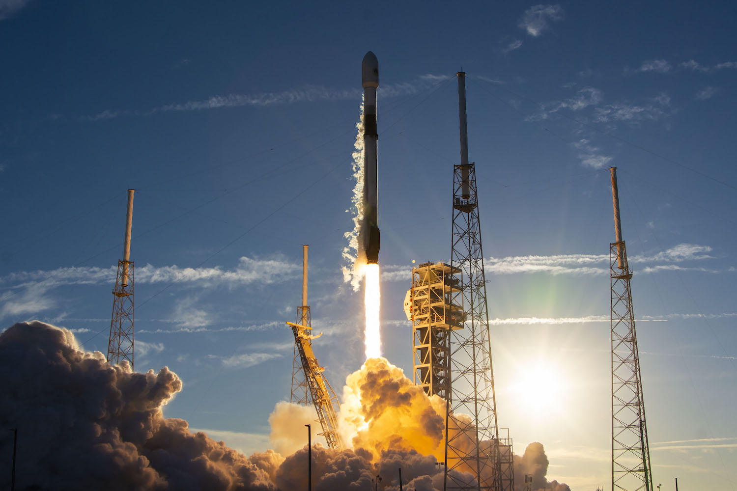 第770期圖-美國民間太空業者SpaceX公司發射一枚獵鷹 9 號火箭，將美國軍方六枚飛彈追蹤衛星送上地球軌道。(圖片來源: https://arstechnica.com/space/2024/02/spacex-launches-military-satellites-tuned-to-track-hypersonic-missiles/)