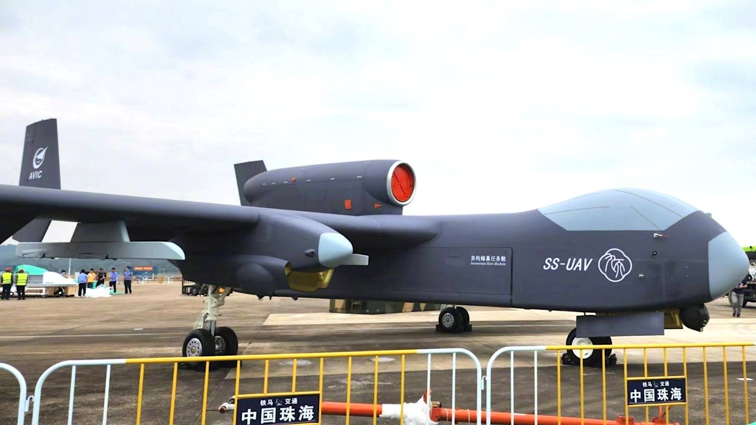 第743期圖-2024年珠海航展九天無人機樣機靜態展示(資料來源：截取自中共網路，轉載於Joseph Trevithick, “New Heavyweight Chinese Jet Drone Looks To Be A Swarm Mothership,” The War Zone, November 6, 2024, https://www.twz.com/air/new-heavyweight-chinese-jet-drone-looks-to-be-a-swarm-mothership.)