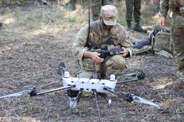 第1037期圖（圖片來源：Gordon Arthur, “US Army Tests Fresh Drones, 3D Printers at ‘Balikatan’ Drill in the Philippines,” Military Times, May 1, 2026, https://www.militarytimes.com/global/asia-pacific/2026/05/01/us-army-tests-fresh-drones-3d-printers-at-balikatan-drill-in-the-philippines/。）