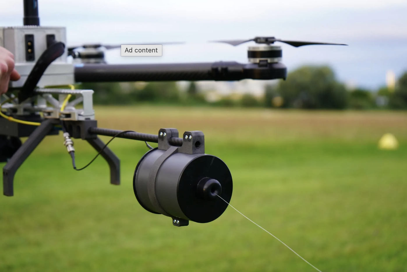 第1107期圖（圖片來源：https://www.forbes.com/sites/davidhambling/2024/08/02/german-jam-proof-fiber-optic-drone-testing-in-ukraine/。）
